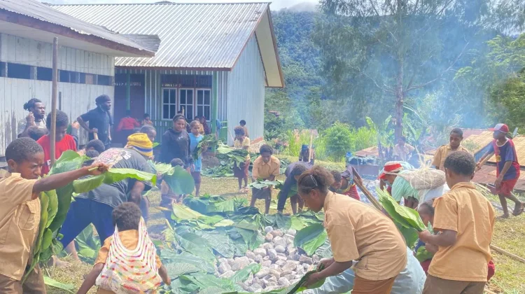 SD YPPK Santa Maria Kukding Pegubin Menggelar Praktek Bakar Batu