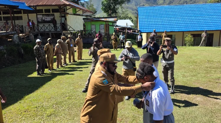 Bupati Lanny Jaya Resmi Buka Ujian Nasional di Tiom Dengan Menyerahkan Simbol Soa