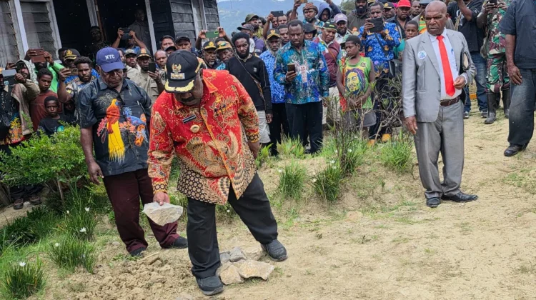 Bupati Letakkan Batu Pertama Pembangunan Gereja Baptis Kuwopaga di Tiomollo