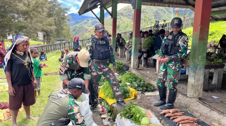 Satgas Yonif 511/DY Borong Hasil Tani Warga di Pasar Tradisional Pirime