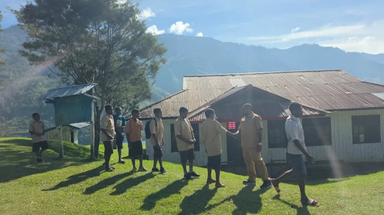 Wakil Bupati Tinjau Pelayanan Publik di Distrik Tiom Neri, Tekankan Disiplin ASN