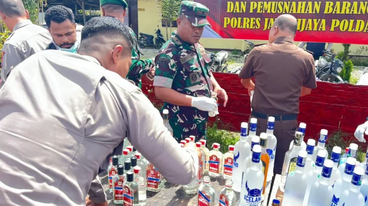 Polres Jayawijaya Musnahkan Ganja, Miras, Sajam Hasil Operasi Tiga Bulan Terakhir