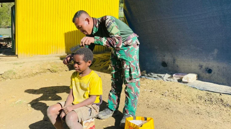 Prajurit TNI Satgas Yonif 511/DY Berikan Layanan Cukur Gratis untuk Anak Pedalaman