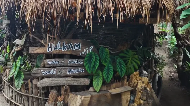 Tinus Wetipo Membangun Mimpi dari Kayu Bekas dan Filosofi "Hati Baik" di Hulkam Cafe