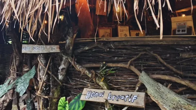 Tinus Wetipo Membangun Mimpi dari Kayu Bekas dan Filosofi "Hati Baik" di Hulkam Cafe