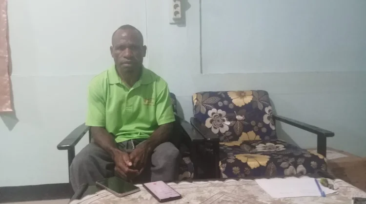 Kepala Distrik Pirime Serahkan Bantuan Bibit Kelinci