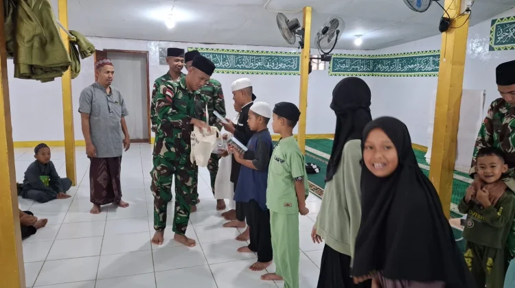 Satgas  Yonif 511/DY Pos Karubaga , bagikan Al-Qur'an Kepada Anak-anak di Karubaga