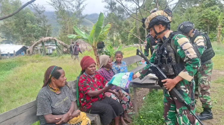 Satgas Pamtas RI–PNG Yonif 511/DY Bagikan Pakaian dan Buku di Desa Lowanom