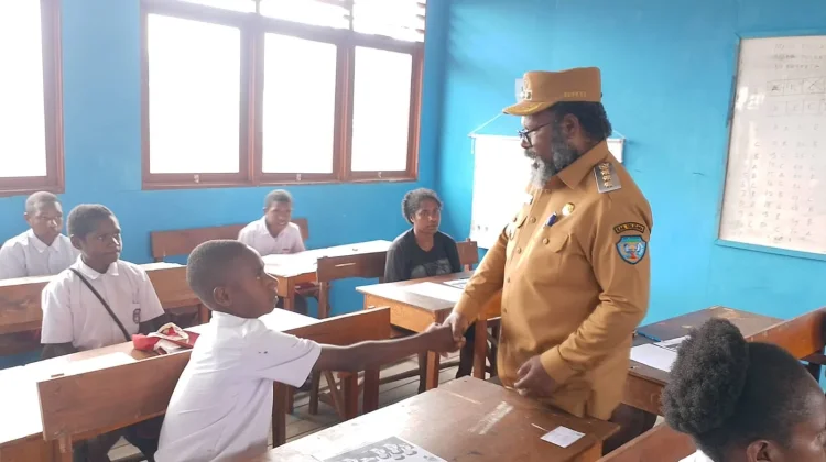 Bupati Willem Wandik Kunjungi SD Negeri Lianogoma Tolikara