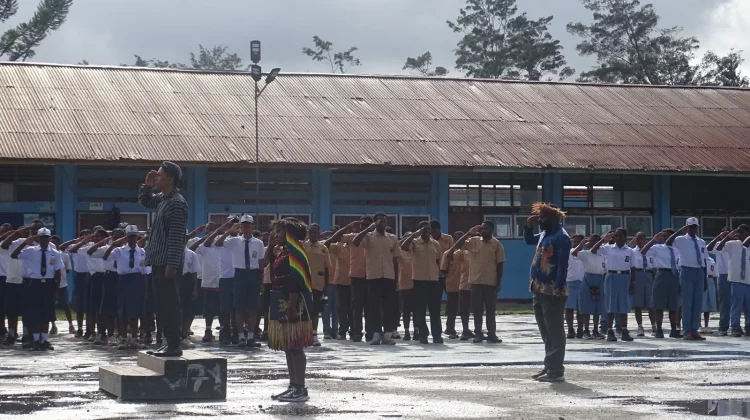Guru dan Siswa YBSI Wamena  Rayakan Hardiknas dengan Busana Adat