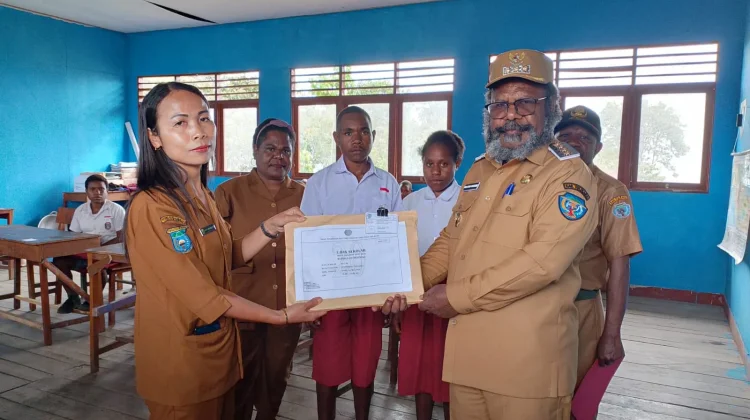 Bupati Willlem Wandik Resmi Buka Ujian SD Se-Kabupaten Tolikara