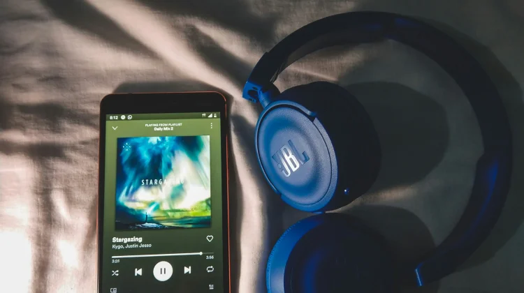 Tidur Sambil Mendengarkan Musik, Baik atau Berbahaya?