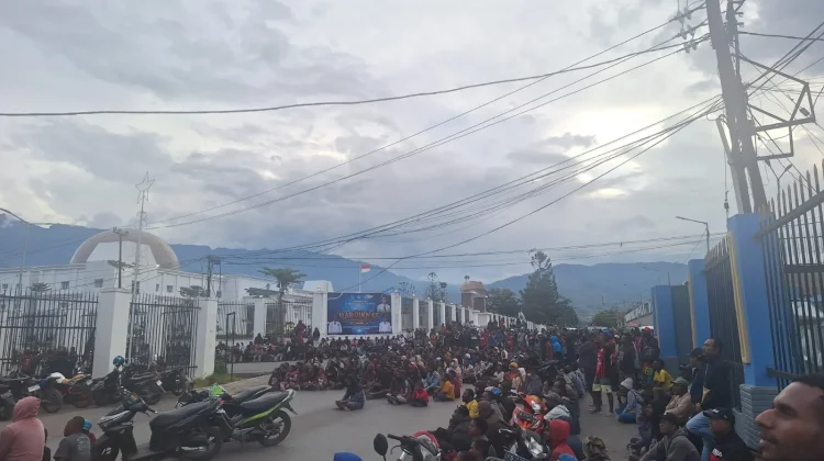 Ratusan Warga Wamena "Lumpuhkan" Perempatan Kantor Bupati Dukung Persipura