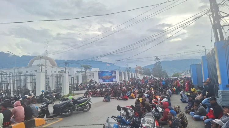 Ratusan Warga Wamena "Lumpuhkan" Perempatan Kantor Bupati Dukung Persipura