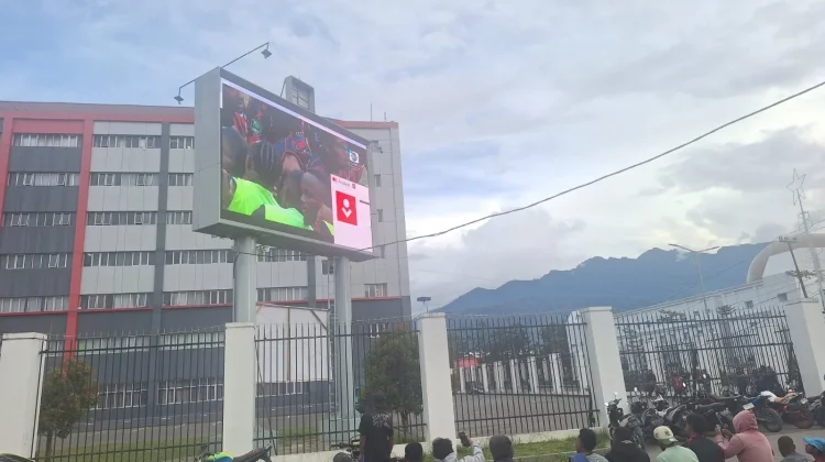 Ratusan Warga Wamena "Lumpuhkan" Perempatan Kantor Bupati Dukung Persipura