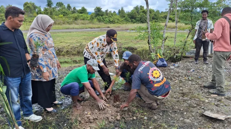 Dinas Pendidikan Nduga Tanam Pohon Dukung Program Jumat Bersih