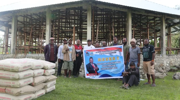 Agus Kogoya Bantu 15 Sak Semen ke Gereja Santo Markus Wiletulik