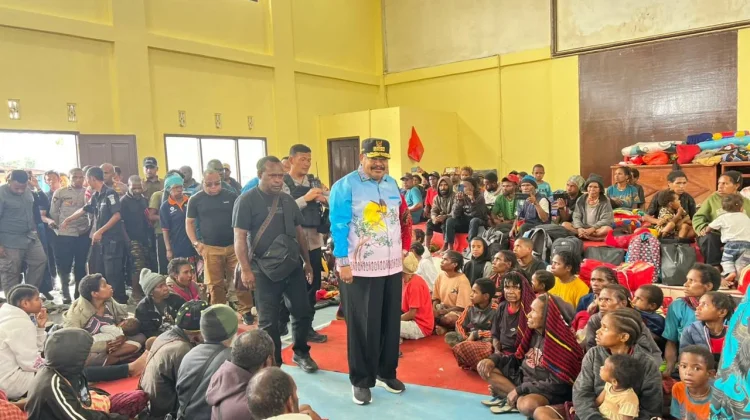 Gubernur  Kunjungi Pengungsi di Aula Polres Jayawijaya, Serahkan Bantuan Rp.1 M