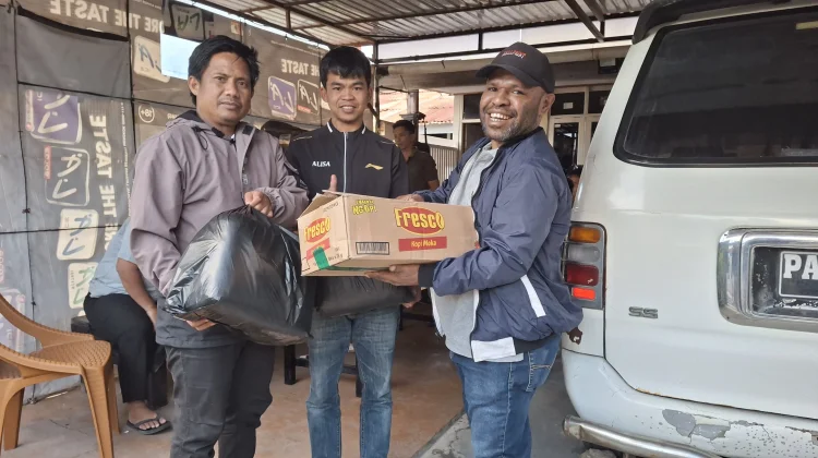 MAMMESA Jayawijaya dan Pemuda Bone Salurkan Bantuan Bagi Pengungsi di Wamena