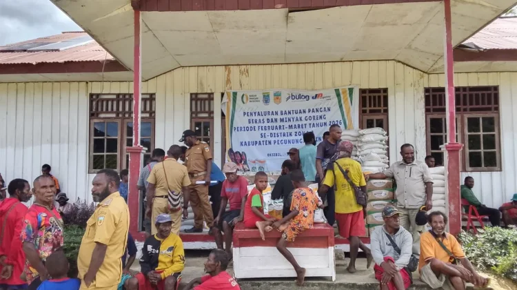 Penyaluran Bantuan Beras Pangan Bagi Masyarakat Distrik Iwur dan Distrik Tarup
