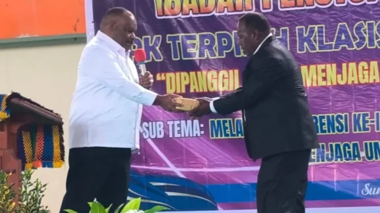 Bupati Yahukimo Serahkan Bantuan Tunai Kepada BP GIDI Klasis Kota