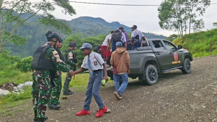 Yonif 511/DY Bantu Antar Anak Sekolah di Karubaga akibat Transportasi Terbatas