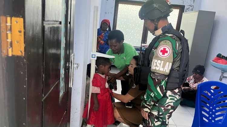 Satgas Yonif 511/DY dan Puskesmas Pirime Gelar Kegiatan Posyandu untuk Balita