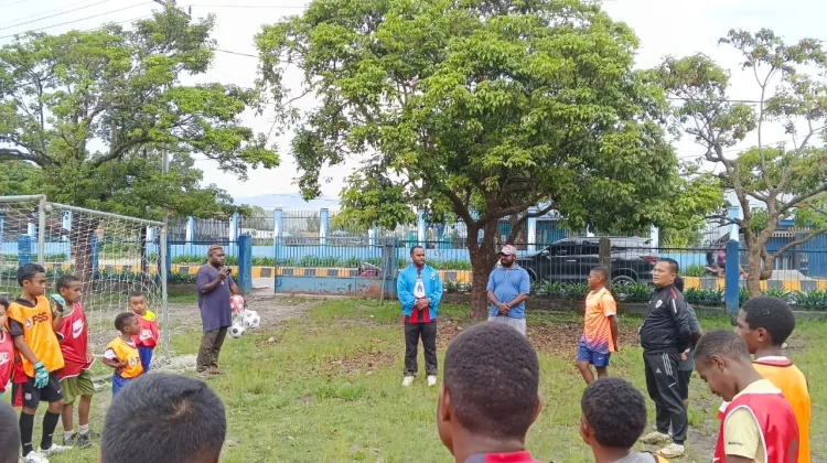 KNPI Papua Pegunungan Dukung Pembinaan Sepak Bola Anak Lewat Bantuan Bola
