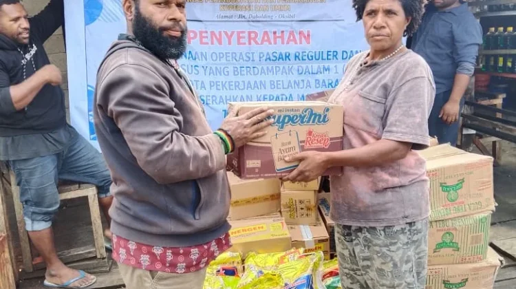 Disperindagkop dan UMKM Pegubin Serahkan Barang Operasi Pasar Kepada Masyarakat