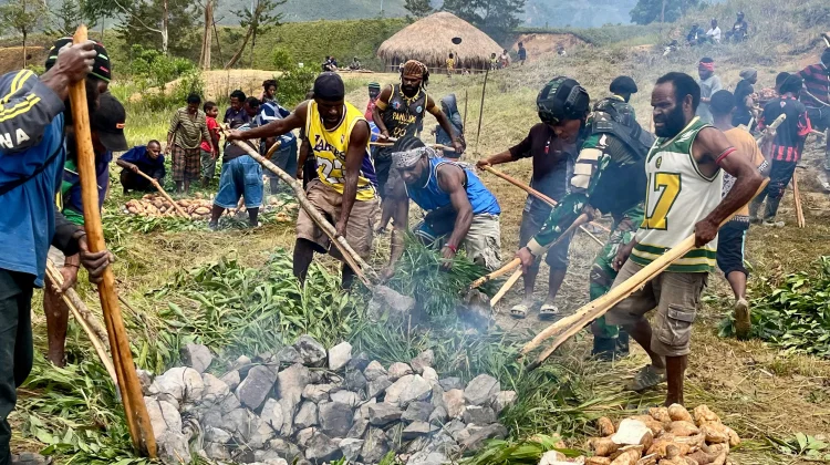 Satgas Yonif 511/DY Hadiri Tradisi Bakar Batu Bersama Masyarakat di Lanny Jaya
