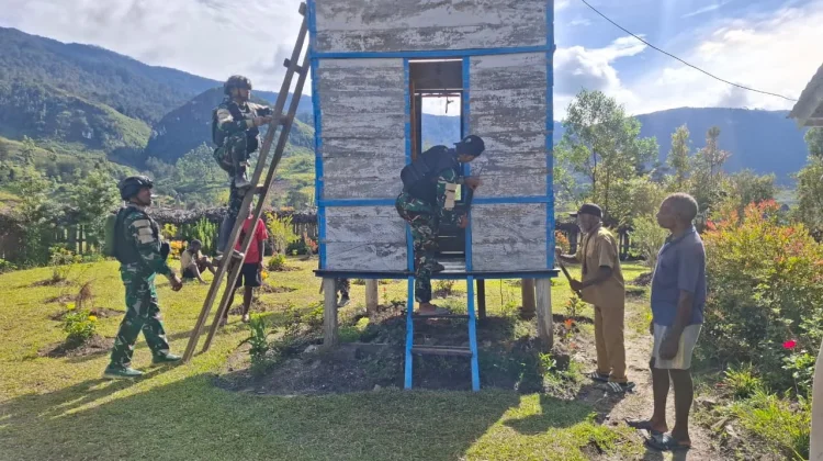 Satgas Pamtas Yonif 511/DY Bersama Warga Bersihkan Menara Gereja Baptis Lowanom