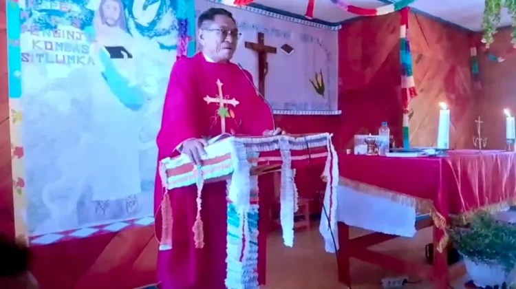 Pemberkatan Gereja Mateus Penginjil Stasi Oksebul Disertai Baptisan dan Komuni