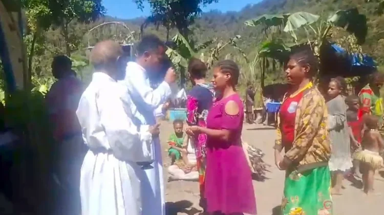 Pemberkatan Gereja Mateus Penginjil Stasi Oksebul Disertai Baptisan dan Komuni