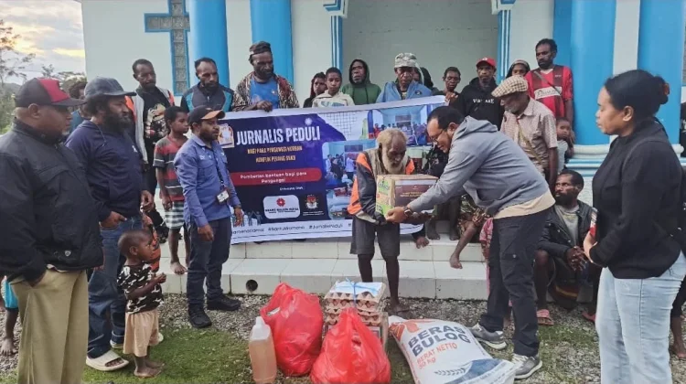Insan Pers Jayawijaya Salurkan Bantuan bagi Pengungsi Perang Suku di Wamena