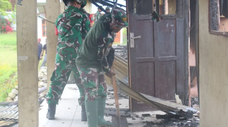 TNI dan Pemkab Jayawijaya Bersihkan Puing-Puing Pasca Konflik Sosial