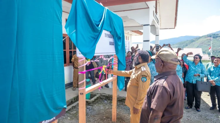 Bupati Tolikara Launching Kantor TP PKK dan Posyandu PKK Distrik Karubaga