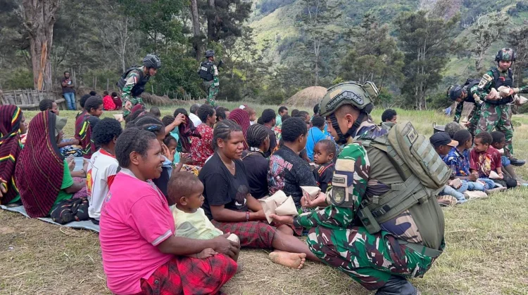 Satgas Yonif 511/DY Gelar Makan Bersama Gratis untuk Warga Kampung Tima