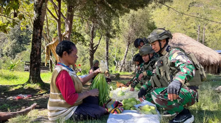 Satgas Yonif 511/DY Pos Malagai Borong Hasil Bumi Warga di Papua Pegunungan
