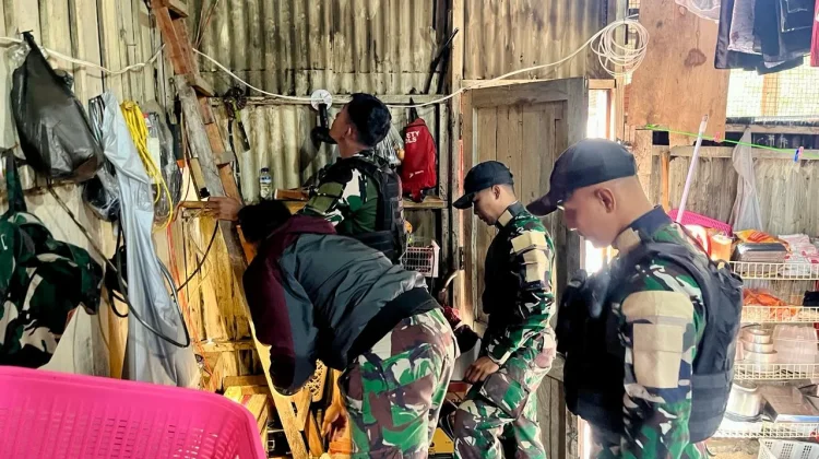 Satgas Yonif 511/DY Perbaiki Instalasi Listrik Warga di Tiom