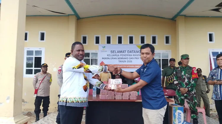 Bupati Nduga Serahkan Bantuan PKH dan Sembako Tahap II Kepada Masyarakat
