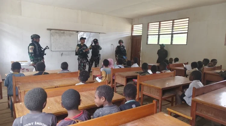 Dukung Pendidikan Anak Papua, Satgas Yonif 511/DY Bantu Mengajar di SD Inpres Popome
