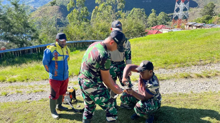 Satgas Yonif 511/DY Bersama Pegawai Distrik dan Warga Gelar Karya Bakti di Pirime