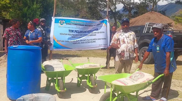 DPMK Lanny Jaya Salurkan Bantuan Fasilitas Kerja di Kampung Jinok