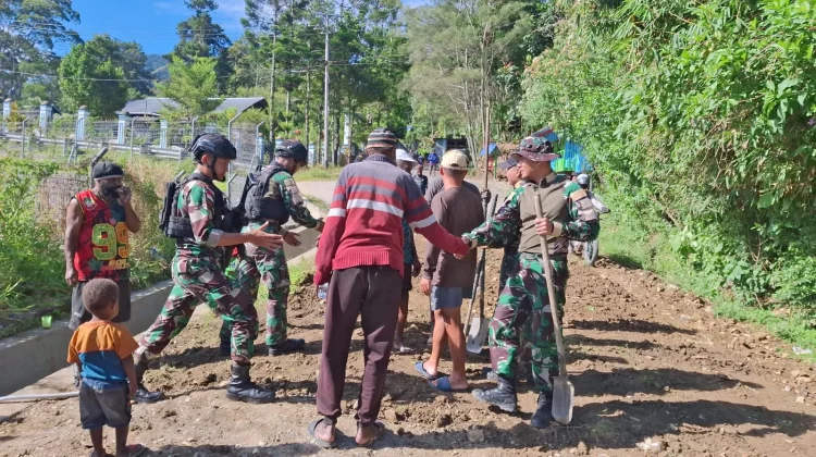 Satgas Yonif 511/DY dan Warga Karubaga Gotong Royong Bersihkan Tumpukan Tanah