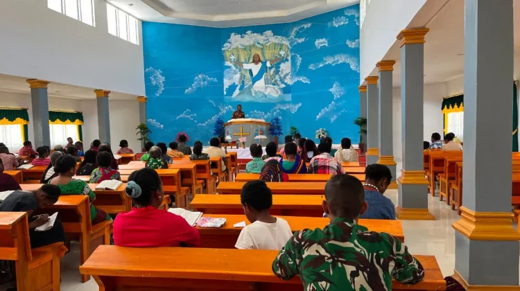Satgas Yonif 511/DY Laksanakan Ibadah Bersama Warga di Gereja Baptis Wiyaware