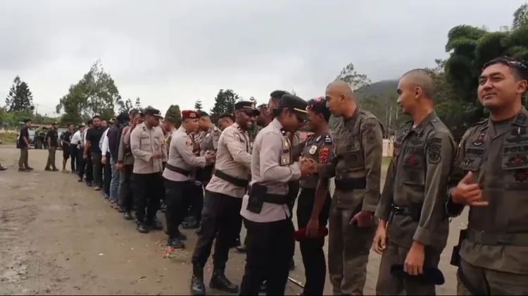 23 Personel Polres Pegubin Resmi Menerima Kenaikan Pangkat