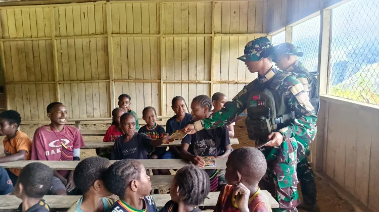Satgas TNI Mengajar Manfaatkan Barang Bekas untuk Tingkatkan Literasi Anak
