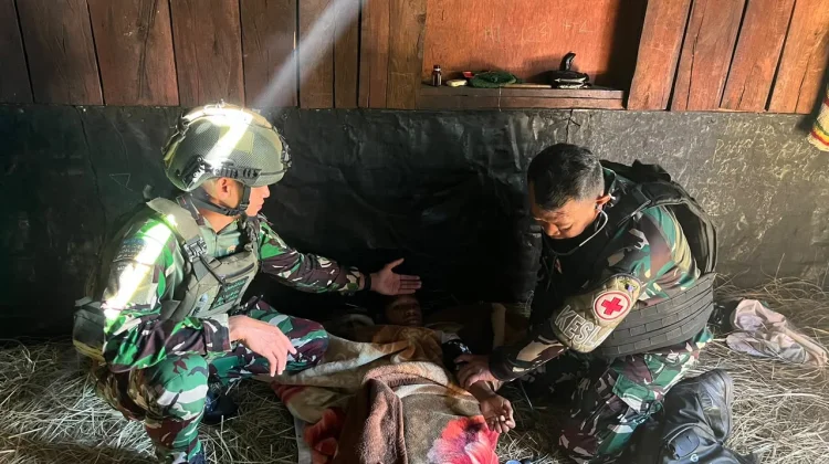 Satgas yonif 511/DY Berikan Layanan Kesehatan Gratis bagi Warga Kampung Wenam