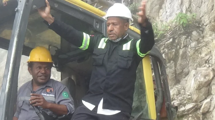 Bupati Pegubin Lakukan Peletakan Batu Pertama Pembangunan Ruas Jalan Trans