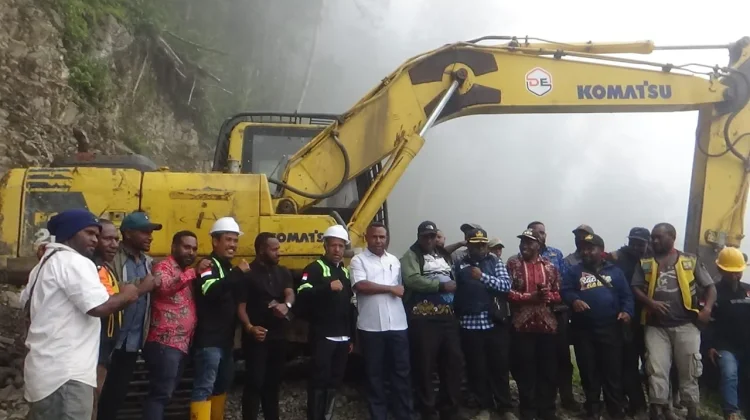 Bupati Pegubin Lakukan Peletakan Batu Pertama Pembangunan Ruas Jalan Trans